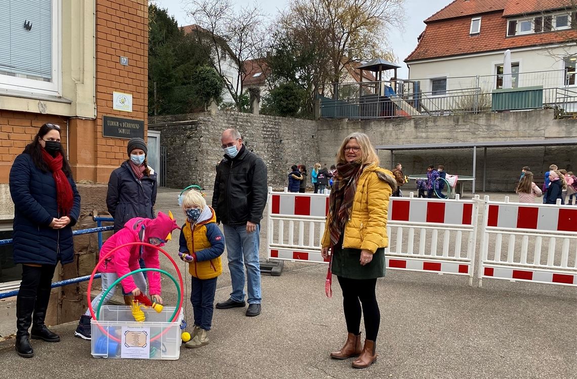 Die neue Vorsitzende des Fördervereins, Gaby Liehr, und die zweite Vorsitzende Julia Klassen überreichen die Pausenkisten an Schulleiter Mathias Klewar, Lehrerin Sylvia Langhauser-Körner (v. li.) und die Kinder der Ulrich-von-Dürrmenz-Schule. Foto: privat