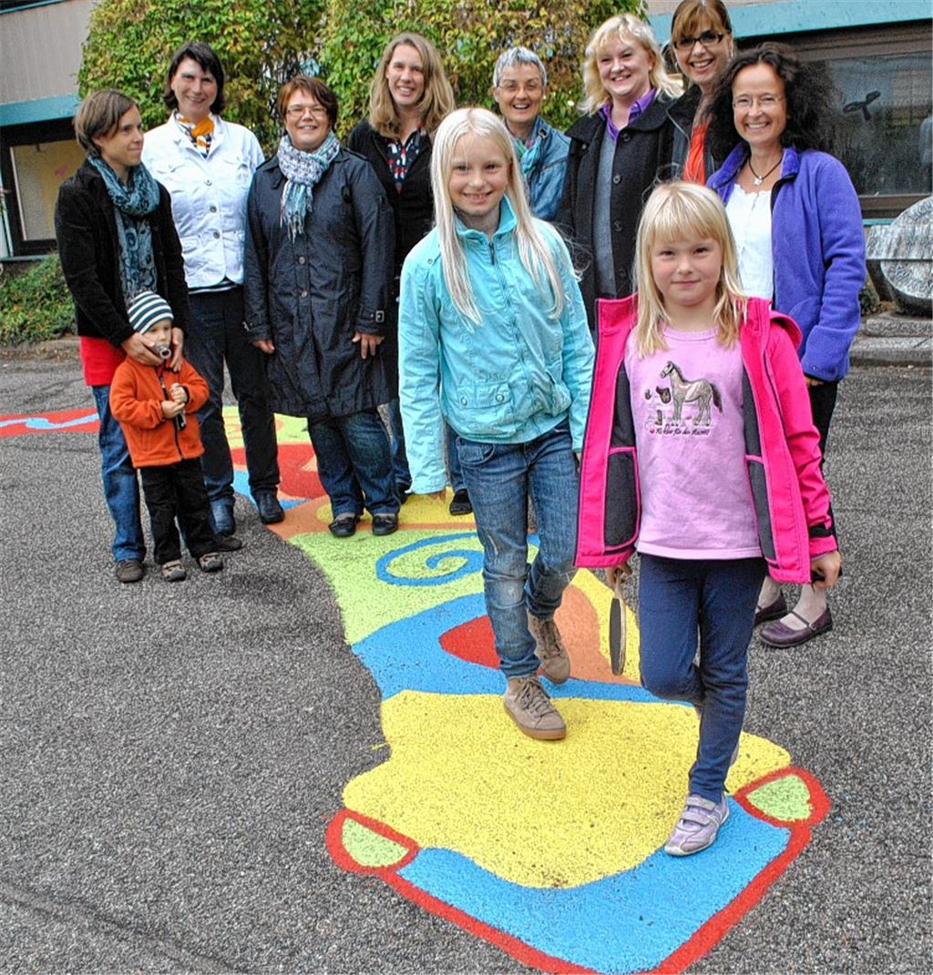 Die neue Vorstandschaft des Fördervereins der UvD-Schule mit Schulleiterin Gertrud Pfitzer (Mitte) freut sich über das Interesse an der Aufwertung des Schulhofs. 