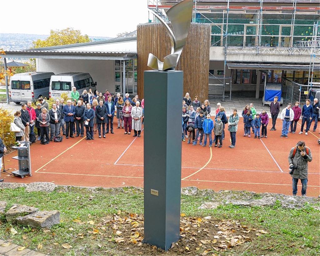 Flügel schwingen sich in den Himmel