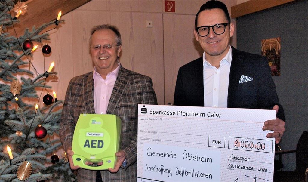 Die neuen AED-Geräte, die die Gemeinde Ötisheim mit Spendenmitteln angeschafft hat, stechen ins Auge und sind daher nicht zu übersehen. Davon haben sich bei der Spendenübergabe auch Bürgermeister Werner Henle und Sparkassen-Filialdirektor Michael Fritz überzeugt. Foto: Filitz