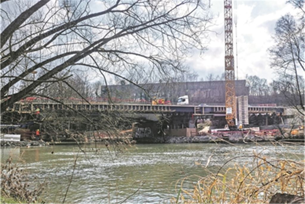 Die neuen Brückenfelder sind an Ort und Stelle, der Verkehr auf der B10 bei Niefern fließt am Montagmorgen wieder wie gewohnt über das alte Bauwerk. Foto: Friedrich