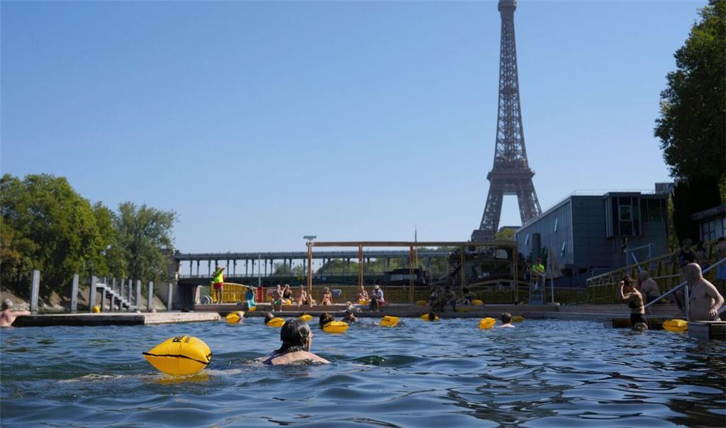Die neuen Freibäder in der Seine kommen bei Einwohnern und Touristen gut an (Archivbild).