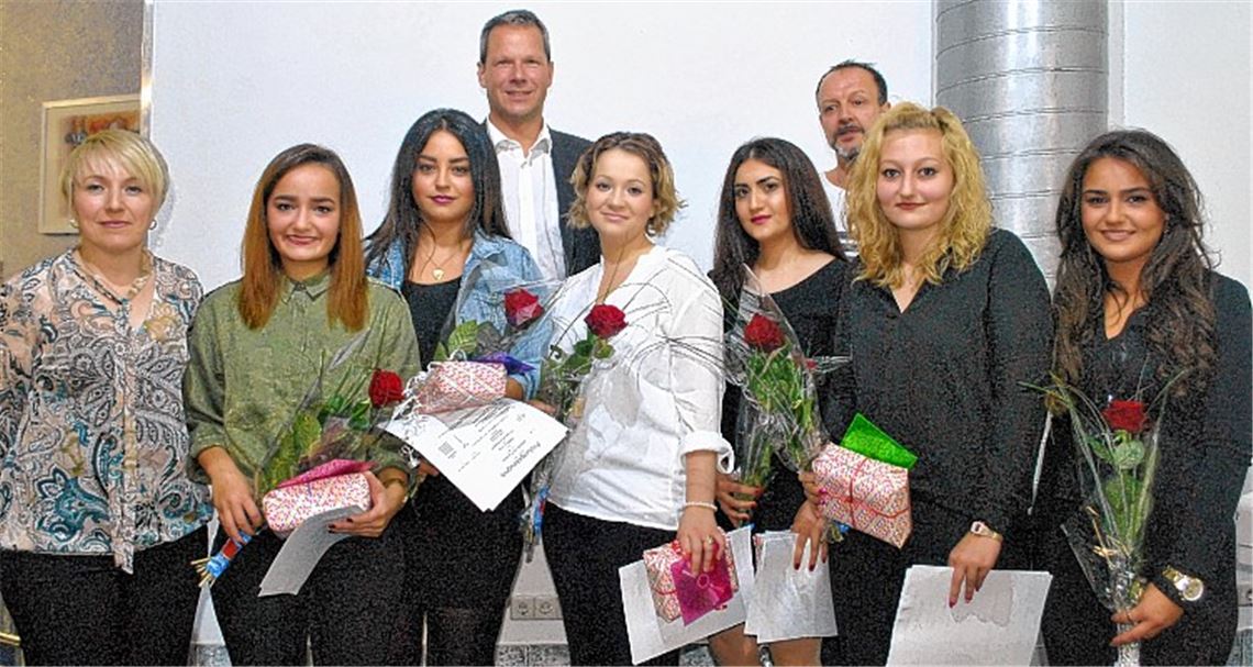 Junge Friseurinnen feiern das Ende ihrer Ausbildungszeit