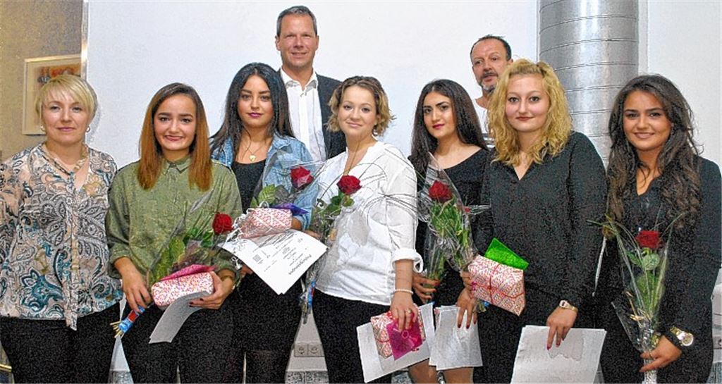 Junge Friseurinnen feiern das Ende ihrer Ausbildungszeit