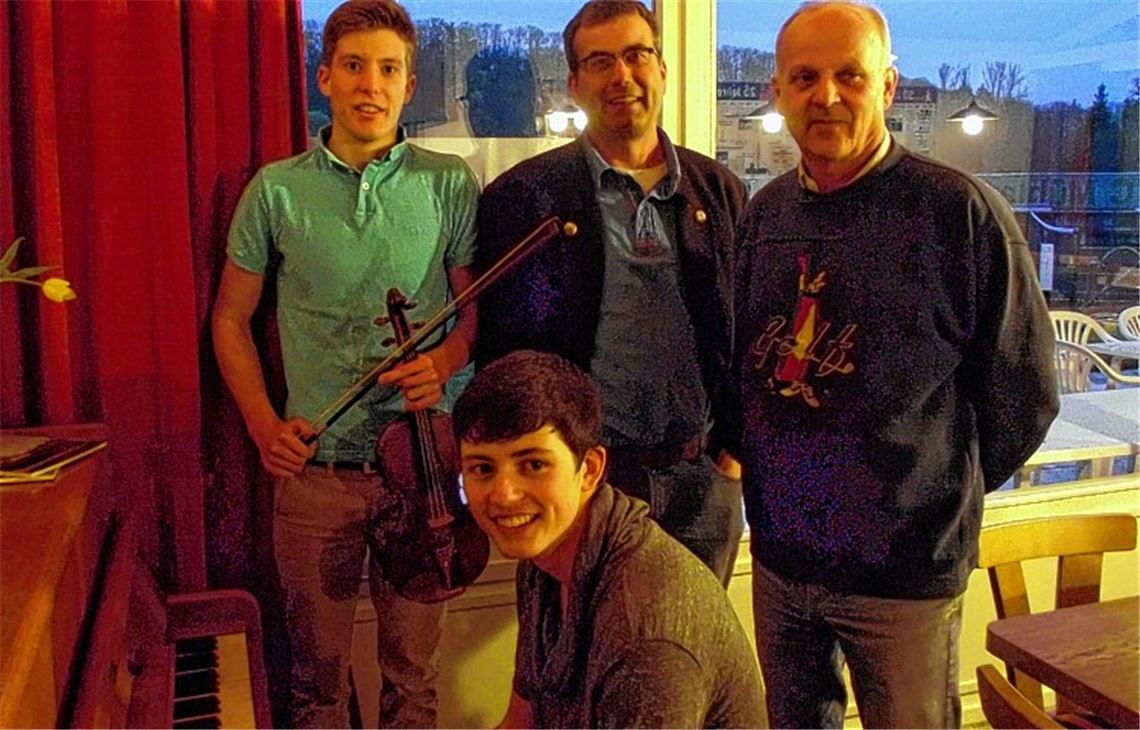 Die neuen Vorsitzenden stellen sich vor, Andre Peskos (Klavier) und Philipp Fischer (Violine) umrahmen den Abend. Foto: privat