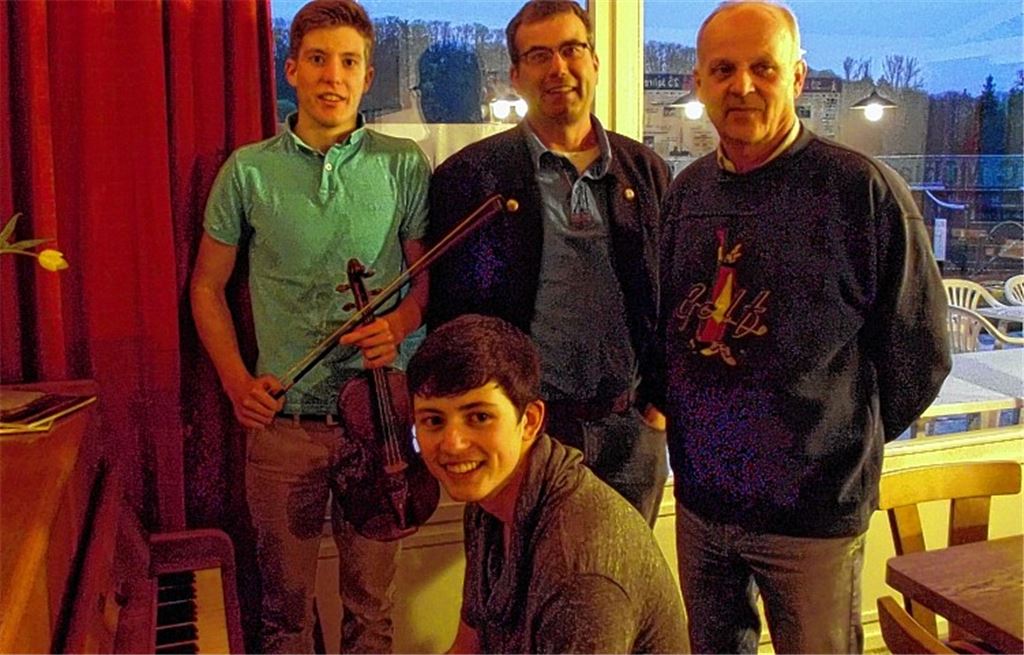 Die neuen Vorsitzenden stellen sich vor, Andre Peskos (Klavier) und Philipp Fischer (Violine) umrahmen den Abend. Foto: privat