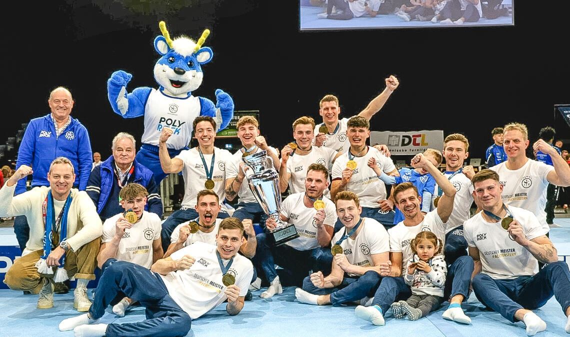 Die neuen deutschen Meister von der KTV Straubenhardt mit ihrem Präsidenten Andreas Rapp, den Ehrenpräsidenten Jörg Gänger und Horst Rapp, sowie dem neuen, noch namenlosen Vereinsmaskottchen. 