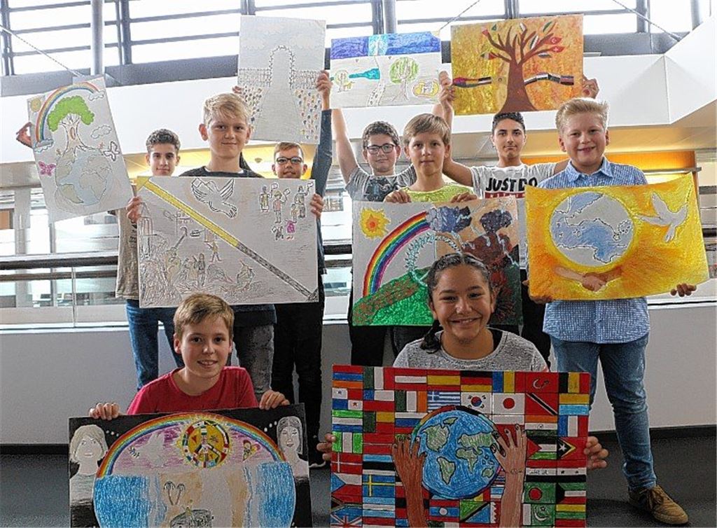 Schüler zeichnen den Weg zum Frieden
