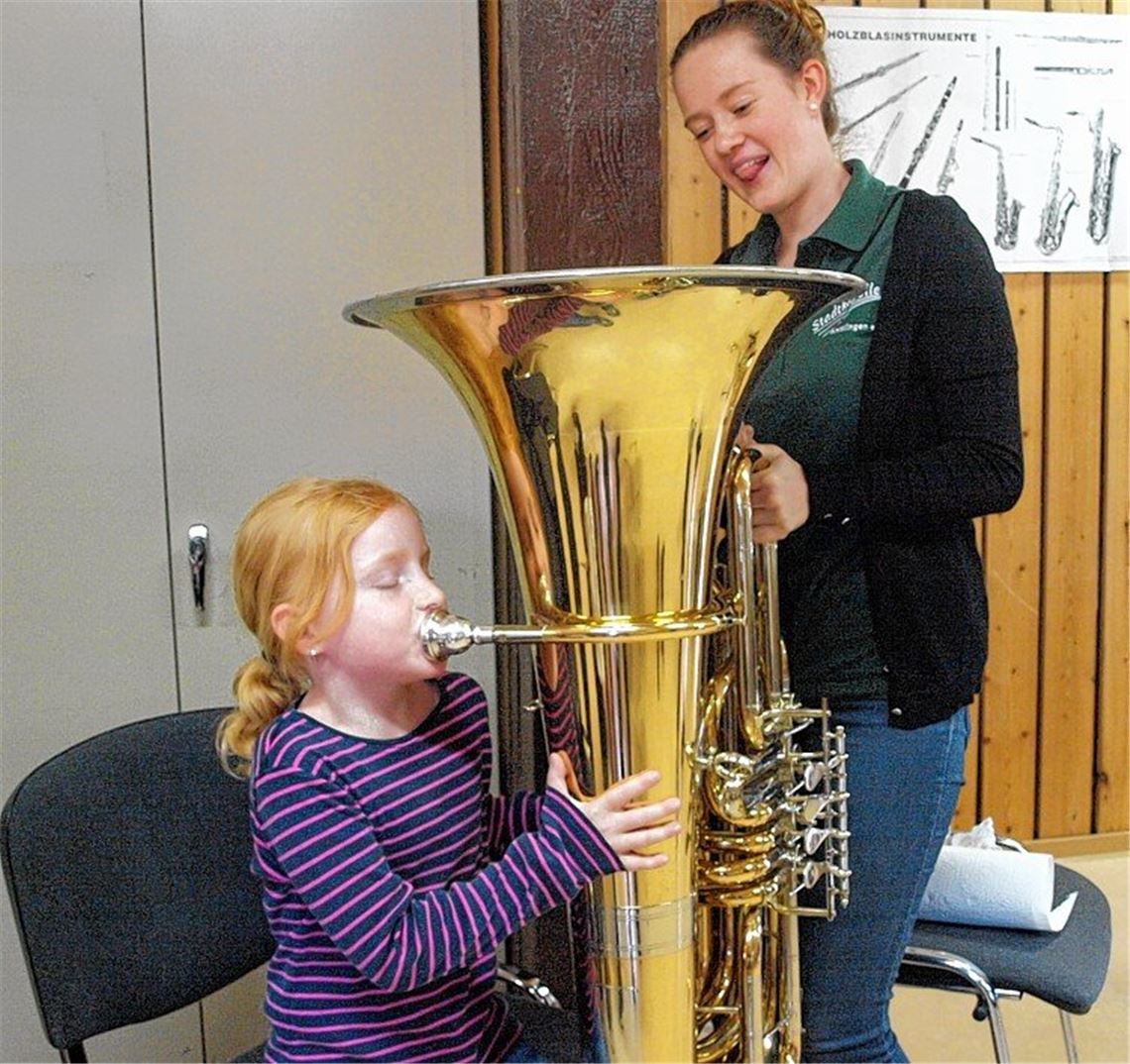 Kinder probieren Instrumente aus
