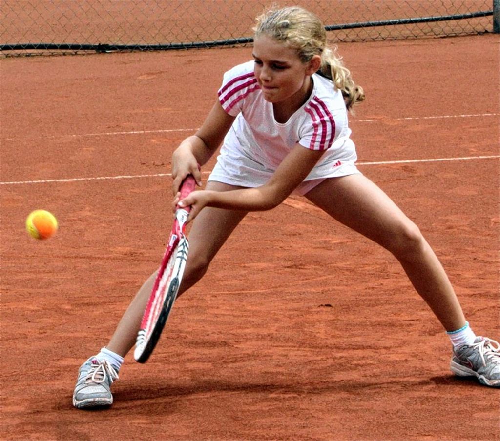 Die neunjährige Sina Cramer nimmt für die TF Lienzingen am U10-Midcourt-Wettbewerb teil.