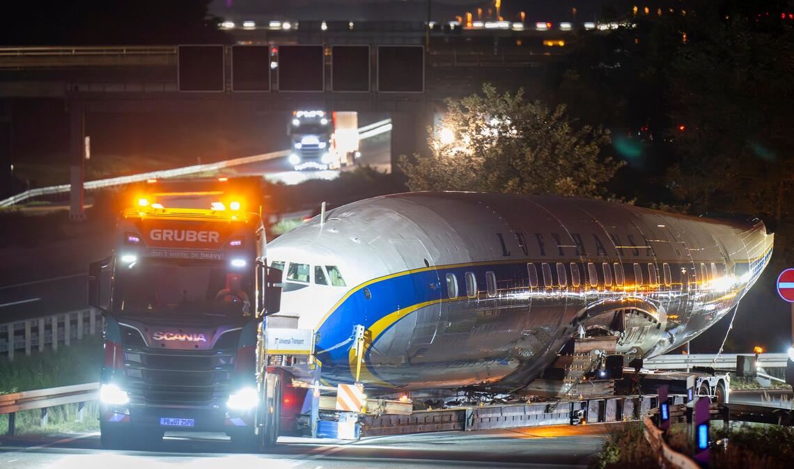 Die nicht mehr flugfähige Constellation Super Star wird über die Straße zum "Hangar One" am Frankfurter Flughafen geschleppt. Das Flugzeug steht für das Ende von Propeller-Flugzeugen auf der Langstrecke. (Archivbild)