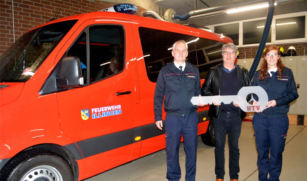 Die offizielle Schlüsselübergabe mit Kommandant Martin Beller (li.), Bürgermeister Armin Pioch und Abteilungskommandantin Mareike Schmidt. Foto: Stahlfeld