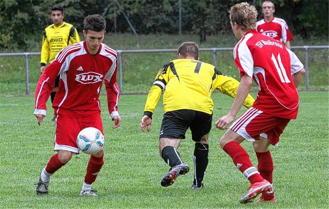 Die ohnehin schon junge Maulbronner Mannschaft (in Rot, hier gegen den Türkischen SV Mühlacker) soll noch jünger werden. Archivfoto: Eigner