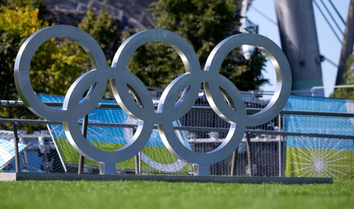 Die olympischen Ringe sind im Olympiapark aufgebaut. (Archivfoto)