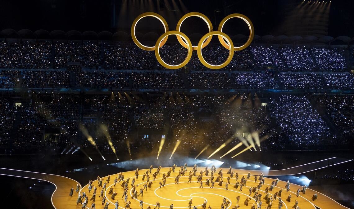 Die olympischen Ringe werden während der Eröffnungszeremonie über der Bühne gezeigt.