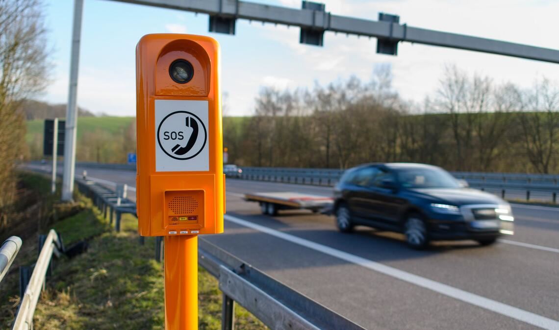 Die orangen Notrufsäulen entlang der Autobahnen waren seit Dienstagabend in ganz Deutschland gestört gewesen. (Archivbild)