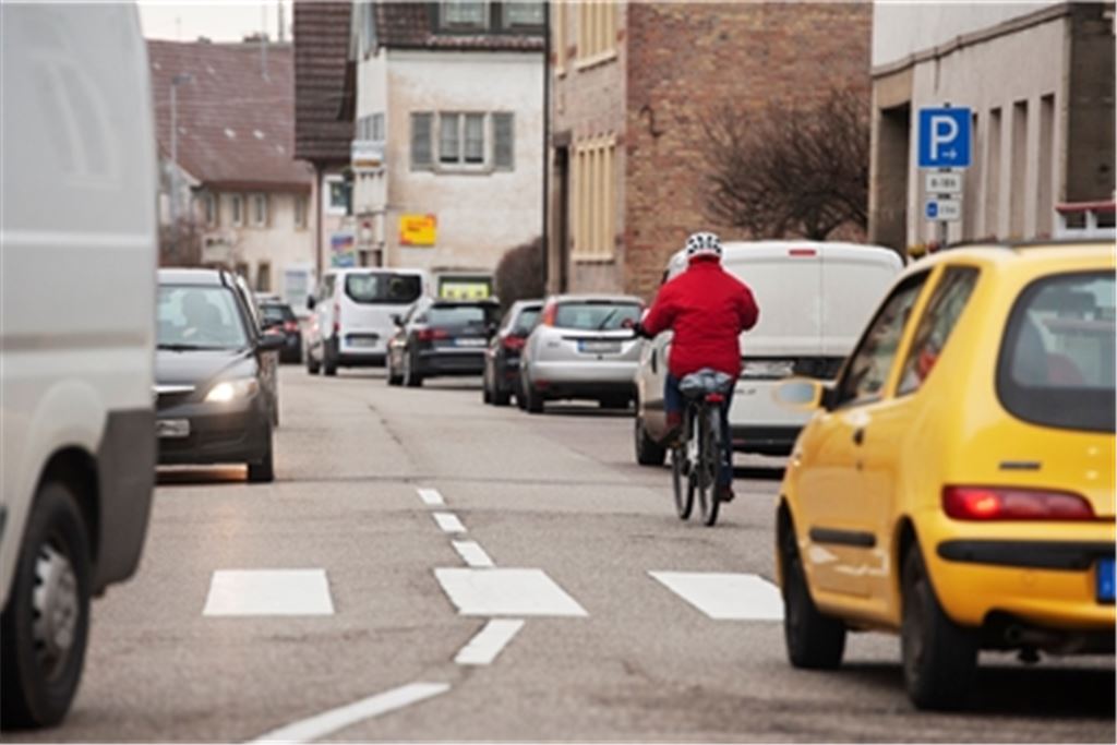 Die parkenden Autos an der Vaihinger Straße in Illingen hätten für einen Radfahrer-Schutzstreifen weichen müssen. Foto: Fotomoment