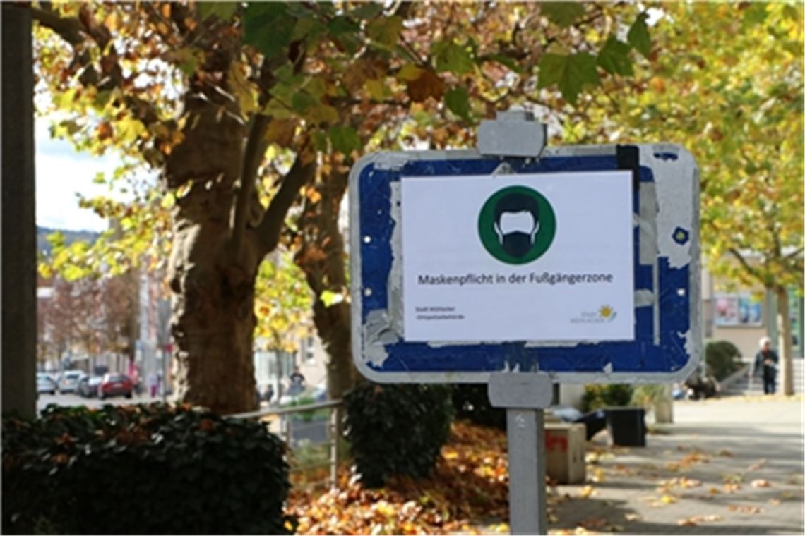Die pauschale Verpflichtung, in den so ausgewiesenen Arealen der Fußgängerzone eine Maske zu tragen, gilt nicht mehr. Foto: Willimek