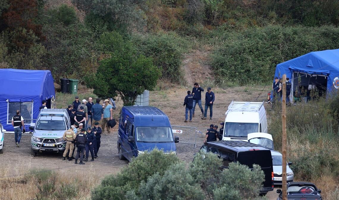 Die portugiesische Polizei bei Untersuchungen in dem Gebiet, wo die Dreijährige zuletzt lebend gesehen wurde.