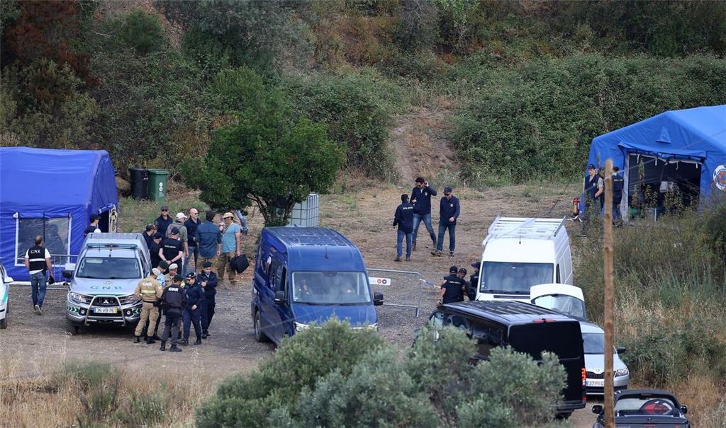 Die portugiesische Polizei bei Untersuchungen in dem Gebiet, wo die Dreijährige zuletzt lebend gesehen wurde.