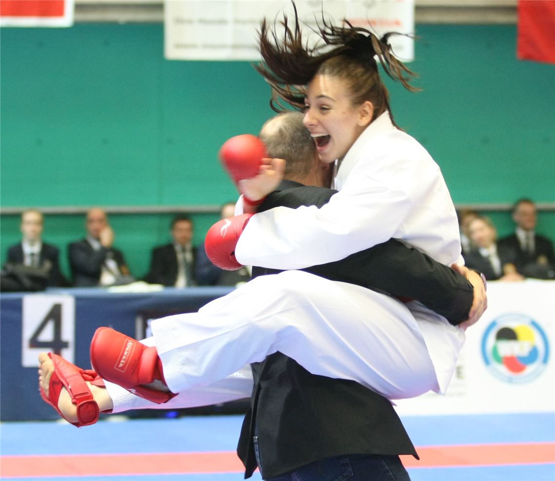 Die pure Freude: Karate-Kämpferin Anna Miggou aus Ötisheim bei der Junioren-Europameisterschaft in Zürich. Foto: Roland Puff/Deutscher Karate Verband