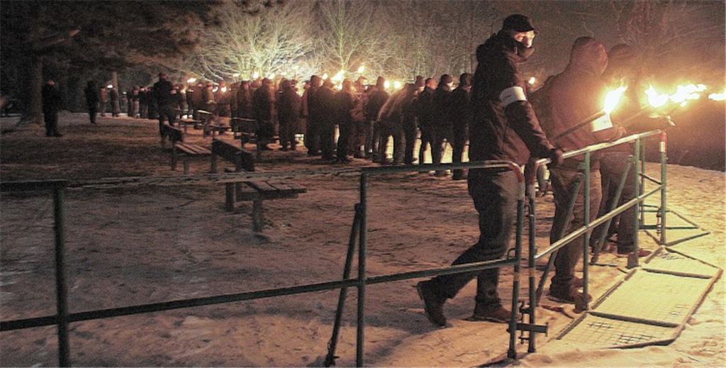 Die rechte Fackelmahnwache auf dem Wartberg – hier eine Szene von 2013 – sorgte am Pforzheimer Gedenktag immer wieder für Proteste.Archiv
