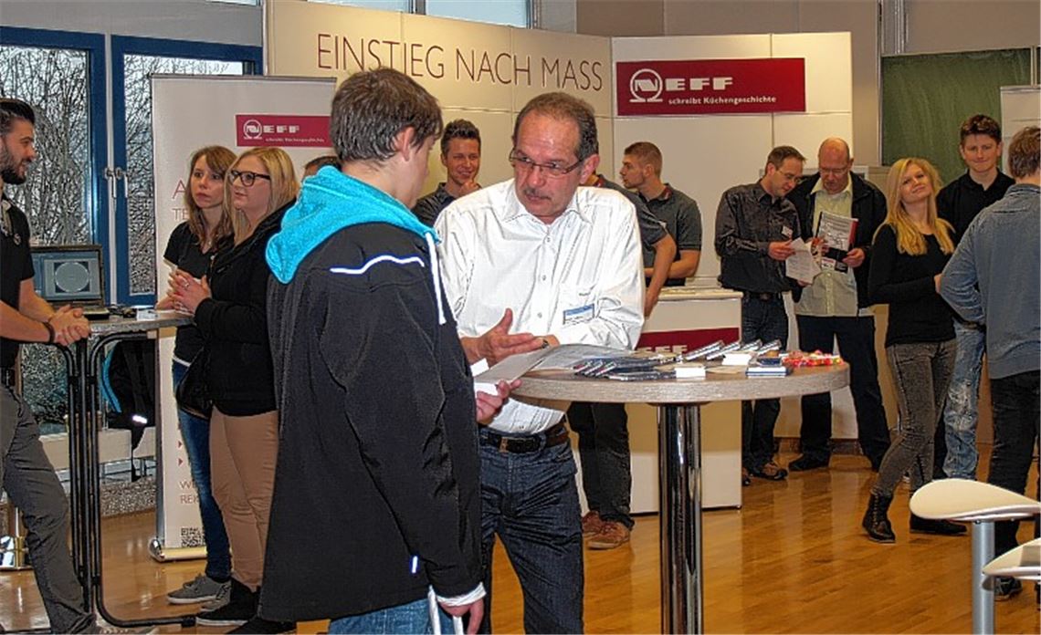 Die regionale Wirtschaft blickt optimistisch in die Zukunft. Das bedeutet auch gute Chancen für den motivierten Nachwuchs, der sich hier bei der Ausbildungsbörse in Knittlingen informiert.
