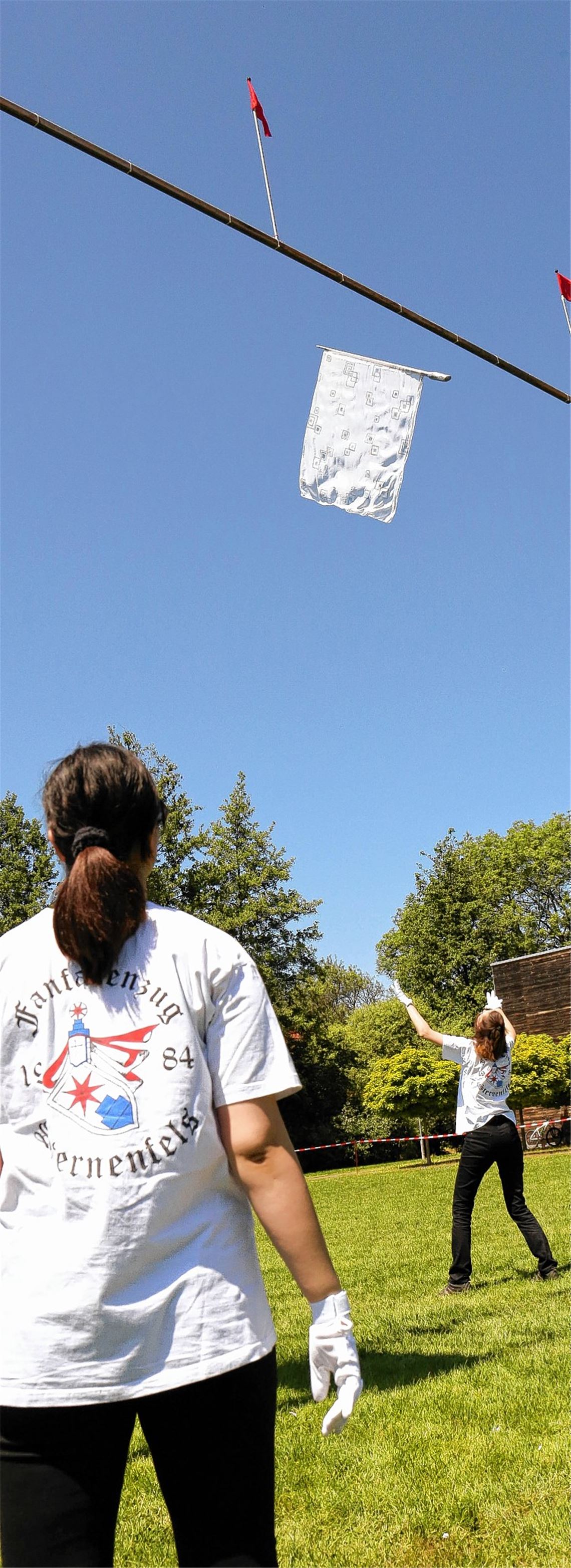 Die richtige Technik ist beim Fahnenhochwerfen entscheidend: Das fängt beim Schleudern an und hört beim Auffangen auf.