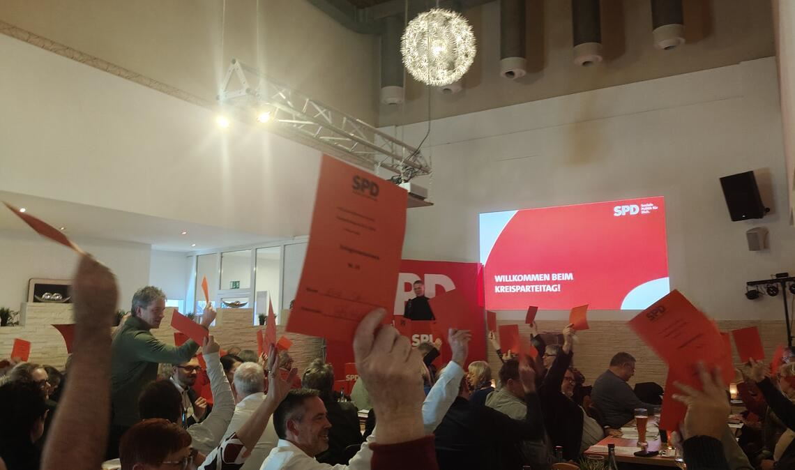 Die rote Karte dominiert: Vor den geheimen Wahlvorgängen für den neuen Kreisvorstand treffen die SPD-Mitglieder zahlreiche andere Entscheidungen jeweils einstimmig. Fotos: Deeg