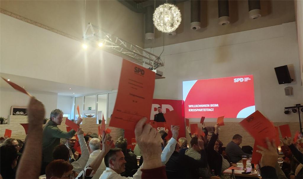 Die rote Karte dominiert: Vor den geheimen Wahlvorgängen für den neuen Kreisvorstand treffen die SPD-Mitglieder zahlreiche andere Entscheidungen jeweils einstimmig. Fotos: Deeg