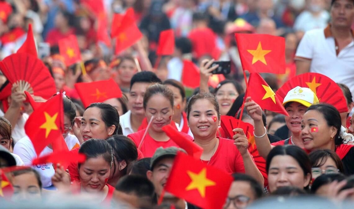 Vietnam inszeniert prächtige Parade zum 80. Nationalfeiertag Die rote Nationalflagge mit gelbem Stern war allgegenwärtig.