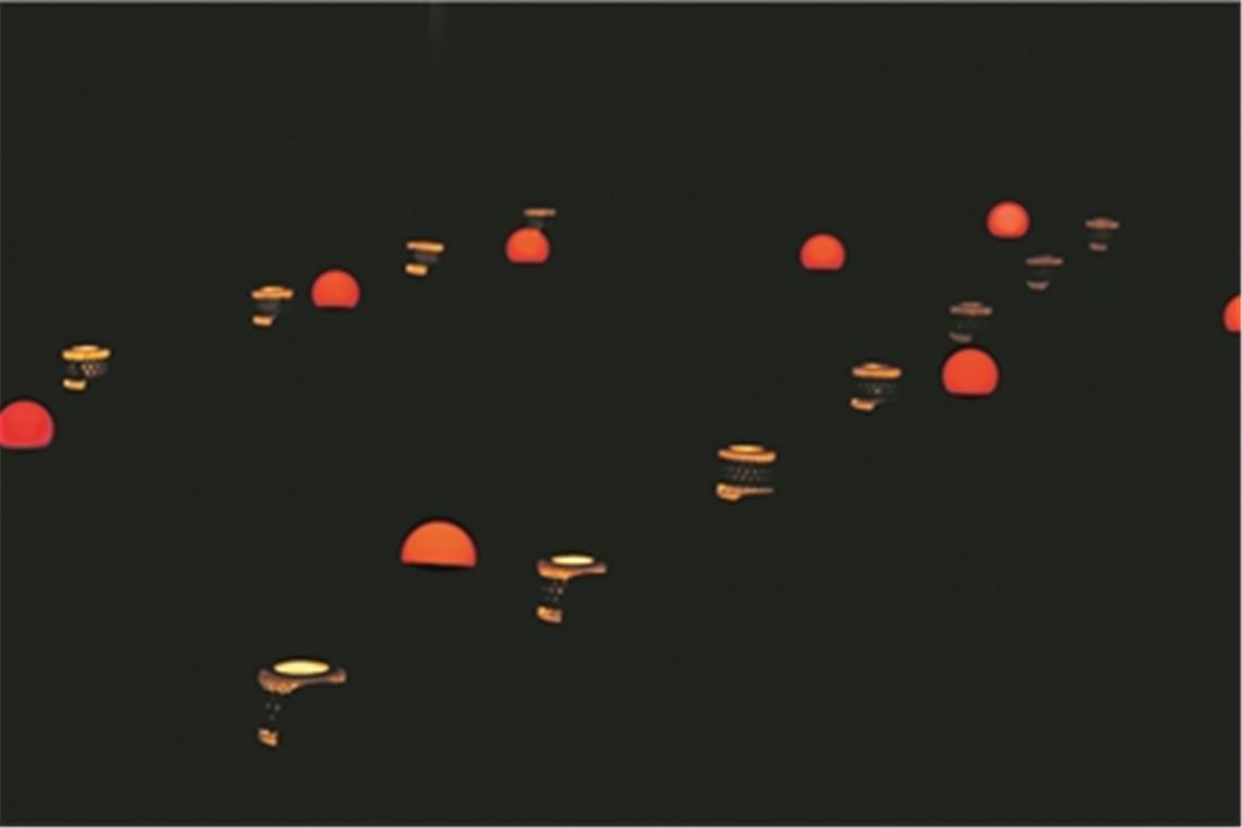 Die roten Lichter auf den Plätzen des verdunkelten Scala Filmtheater stehen symbolisch für die Besucher, die Corona-bedingt nicht kommen dürfen. Foto: Recken