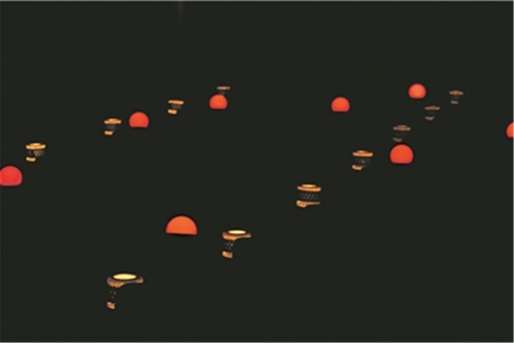 Die roten Lichter auf den Plätzen des verdunkelten Scala Filmtheater stehen symbolisch für die Besucher, die Corona-bedingt nicht kommen dürfen. Foto: Recken