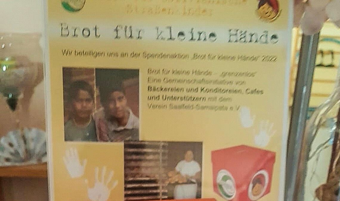 Die roten Spendenwürfel der Aktion „Brot für kleine Hände“ warten wieder auf (Wechselgeld-)Spenden. Foto: privat