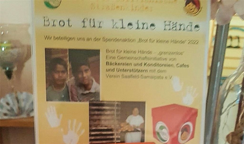 Die roten Spendenwürfel der Aktion „Brot für kleine Hände“ warten wieder auf (Wechselgeld-)Spenden. Foto: privat