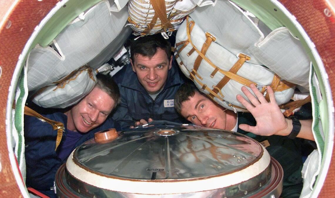 Die russischen Kosmonauten Juri Gidsenko (M) und Sergej Krikaljow (r) und der amerikanische Astronaut William Shepherd (l) posieren vor dem Abflug in der Sojus TM31-Rakete. (Archivbild)