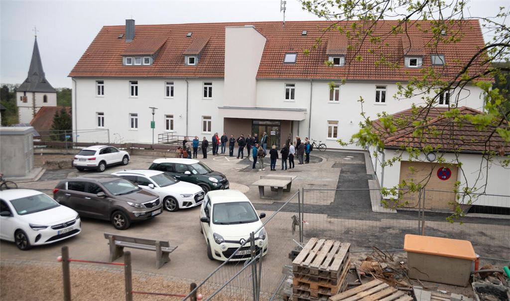 Die sanierte Lomersheimer Grundschule kommt schick daher: Ein echter Haupteingang und ein ans Gebäude angeschlossener Sanitärbereich sind markante Gewinne. Fotos: Fotomoment