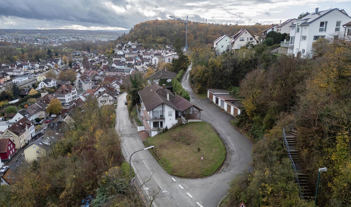 Höhenstraße in Enzberg: Stadt prüft Anker-Lösung Die schmale Höhenstraße (re.), die in Enzberg von der Ötisheimer Steige abzweigt, soll ausgebaut werden. Foto: Fotomoment