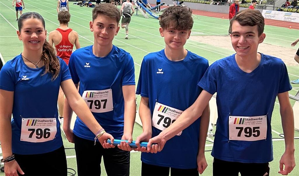 Die schnellste Staffel im Kreis: Lotta Schulz, Linor Seciri, Lukas Trück und Jakob Dauth (v.li.) holen im Glaspalast den Sieg.