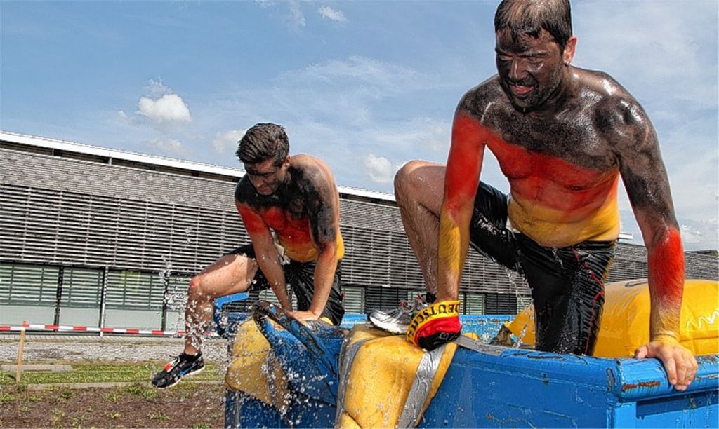 Die schwarz-rot-goldene Körperbemalung von „Jogis Jungs“ geht nicht einmal im Wasserbad ab. Fotos: Eigner
