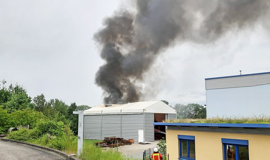 Die schwarze Rauchwolke ist schon aus großer Entfernung zu sehen. Foto: Feuerwehr
