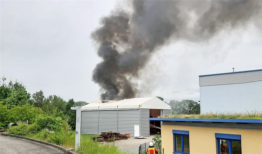 Die schwarze Rauchwolke ist schon aus großer Entfernung zu sehen. Foto: Feuerwehr