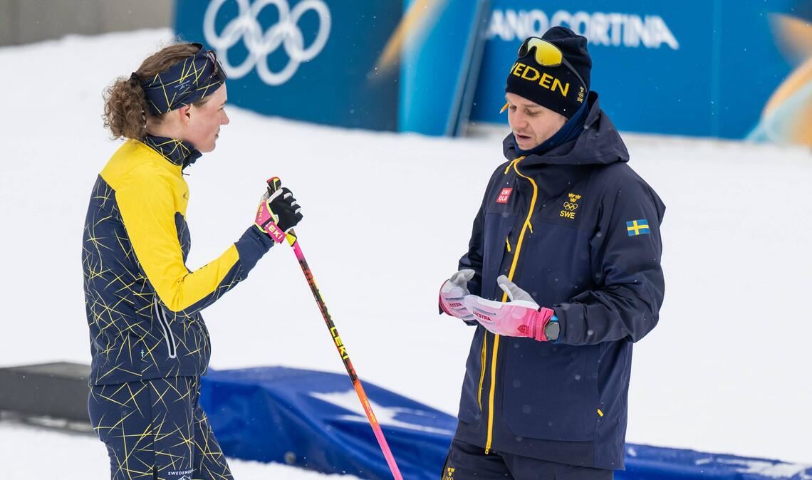 Die schwedische Biathletin Hanna Öberg hört Cheftrainer   Johannes Lukas zu.