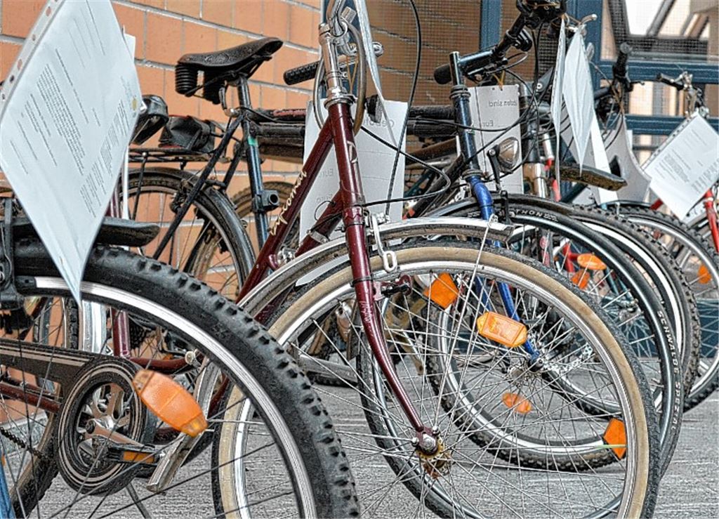 Die sechs Fahrräder werden versteigert.