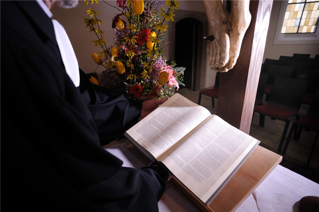 910_0008_128649_vh_Pfarrer_Bibel_Pfarrstellen_Kirche_1