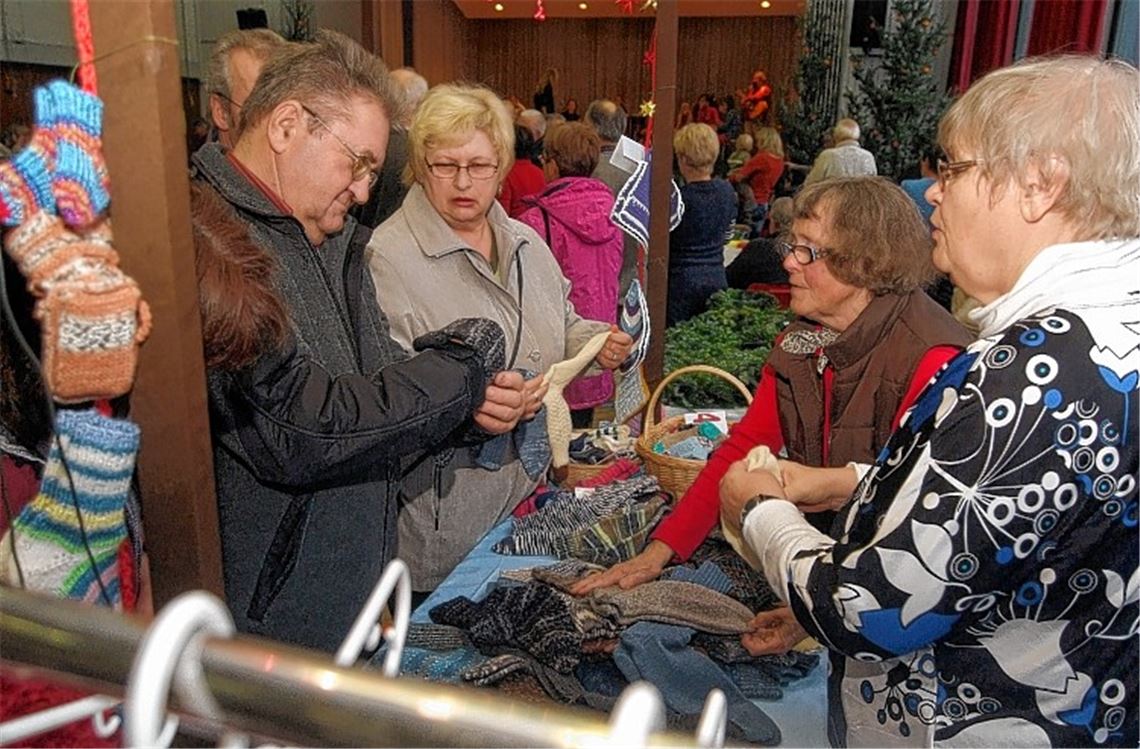 Die selbst gefertigten Socken der Lomersheimer Strickfrauen stehen hoch im Kurs.