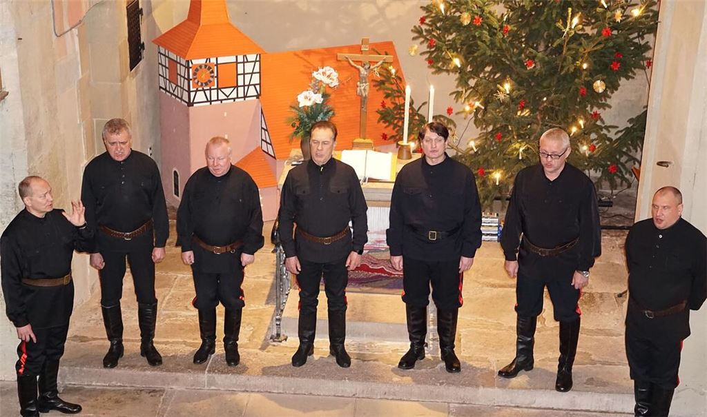 Die sieben Don Kosaken aus Weißrussland singen mit einer für das deutsche Publikum ungewohnten Inbrunst. Foto: Bastian