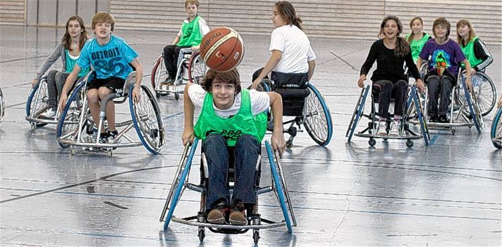 Die siebten Klassen der Realschule und der Werkrealschule in Niefern haben viel Spaß beim Rollstuhl-Basketball.Fotos: Tilo Keller