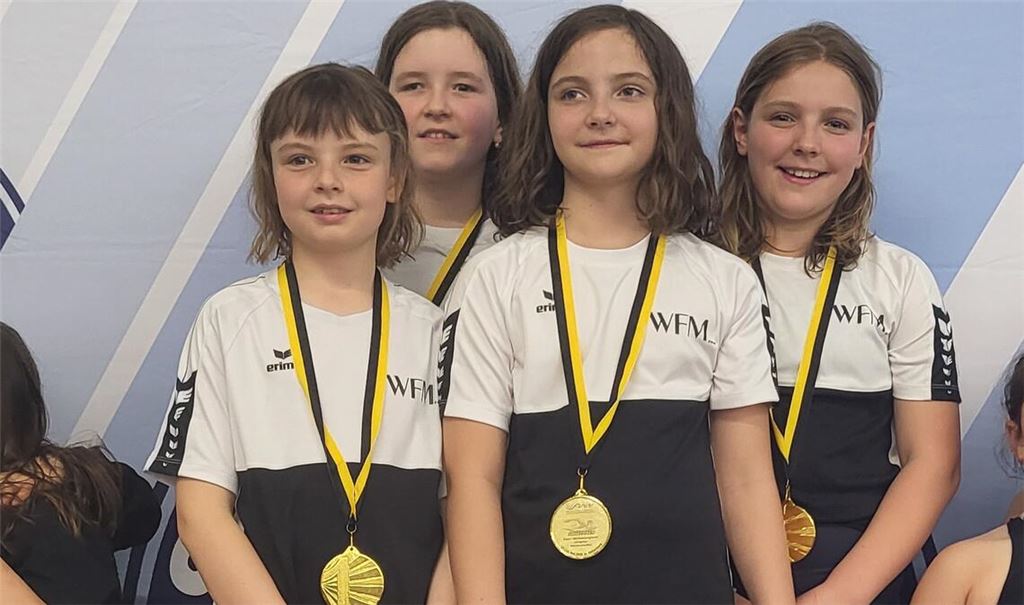 Die siegreiche Wasserfreunde-Staffel über 4x 100m Freistil mit Nora Barnai, Elli Kelli, Hannah Sander und Laura Melina Di Caro.