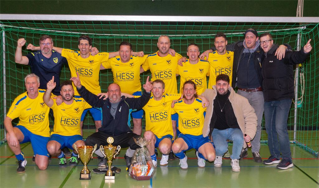 Die siegreichen „Alten Herren“ des TSV Phönix Lomersheim. Fotos: Fotomoment